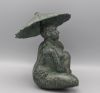 karin beek  vrouw met parasolletje  brons  hoog x 15 x 17  cm. e. 1400 00    1017
