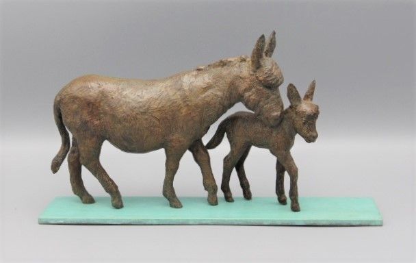 loek bos  ezel met veulen op plateau  brons x6x29 cm. 1125 00  1311