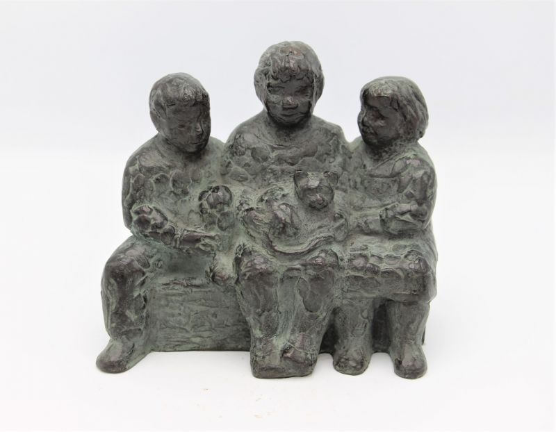 karin beek  drie kindjes en poes  brons x14x8 cm. e. 750 00  1 1831
