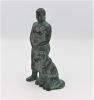 staande vrouw met hond  brons x8x6 cm. 565 00  2 1857