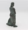 staande vrouw met hond  brons x8x6 cm. 565 00  5 1860