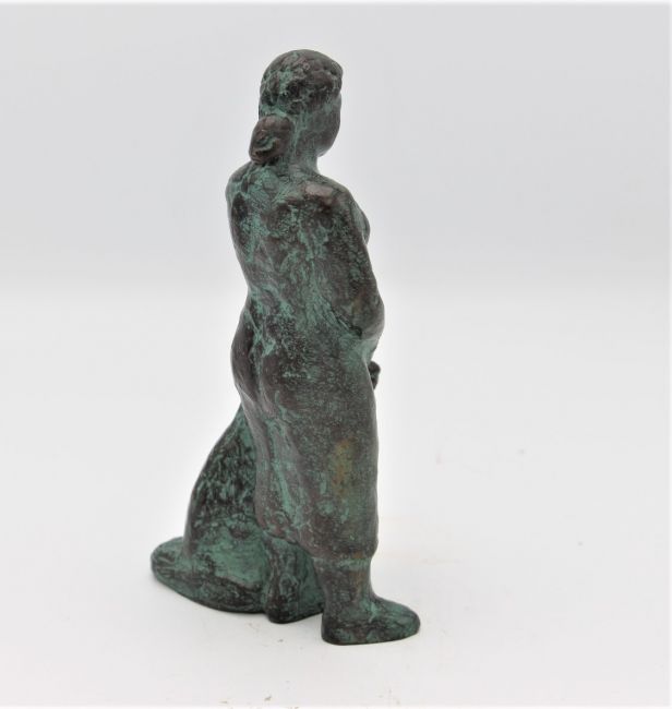 staande vrouw met hond  brons x8x6 cm. 565 00  5 1860