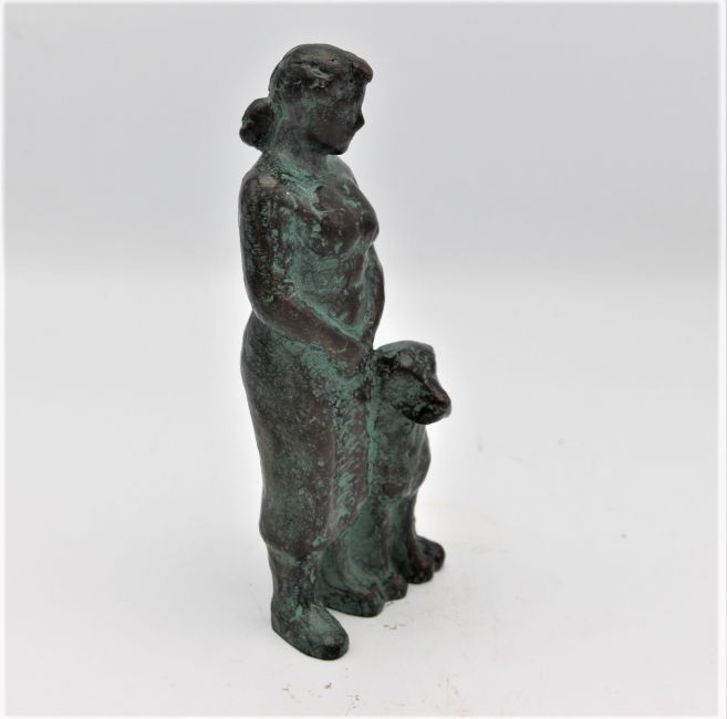 staande vrouw met hond  brons x8x6 cm. 565 00  6 1861