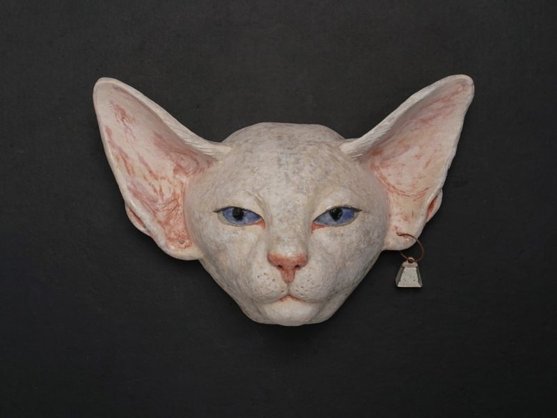 kattekop witte siamees met kattebelletje  keramisch beeldje