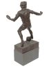 LOEK BOS  Aan de bal  ontwerp Aad Mansfeld monument  Den Haag  brons x20x25 cm. 2100 00  5 3552