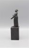 jan leeuwenburgh  zangeres  brons  oplage   hoog 12 cm.  4  743